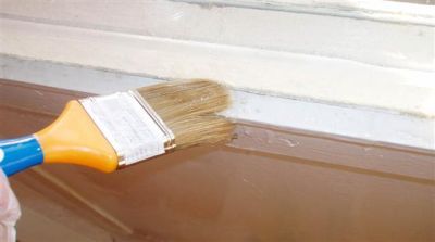 Nanieście preparat usuwający farbę